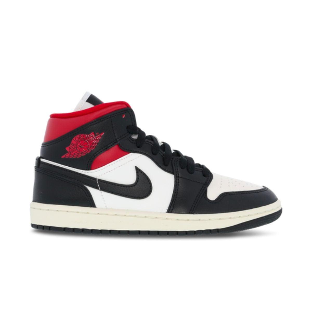 Jordans with Black replacement laces by Kicks Shoelaces