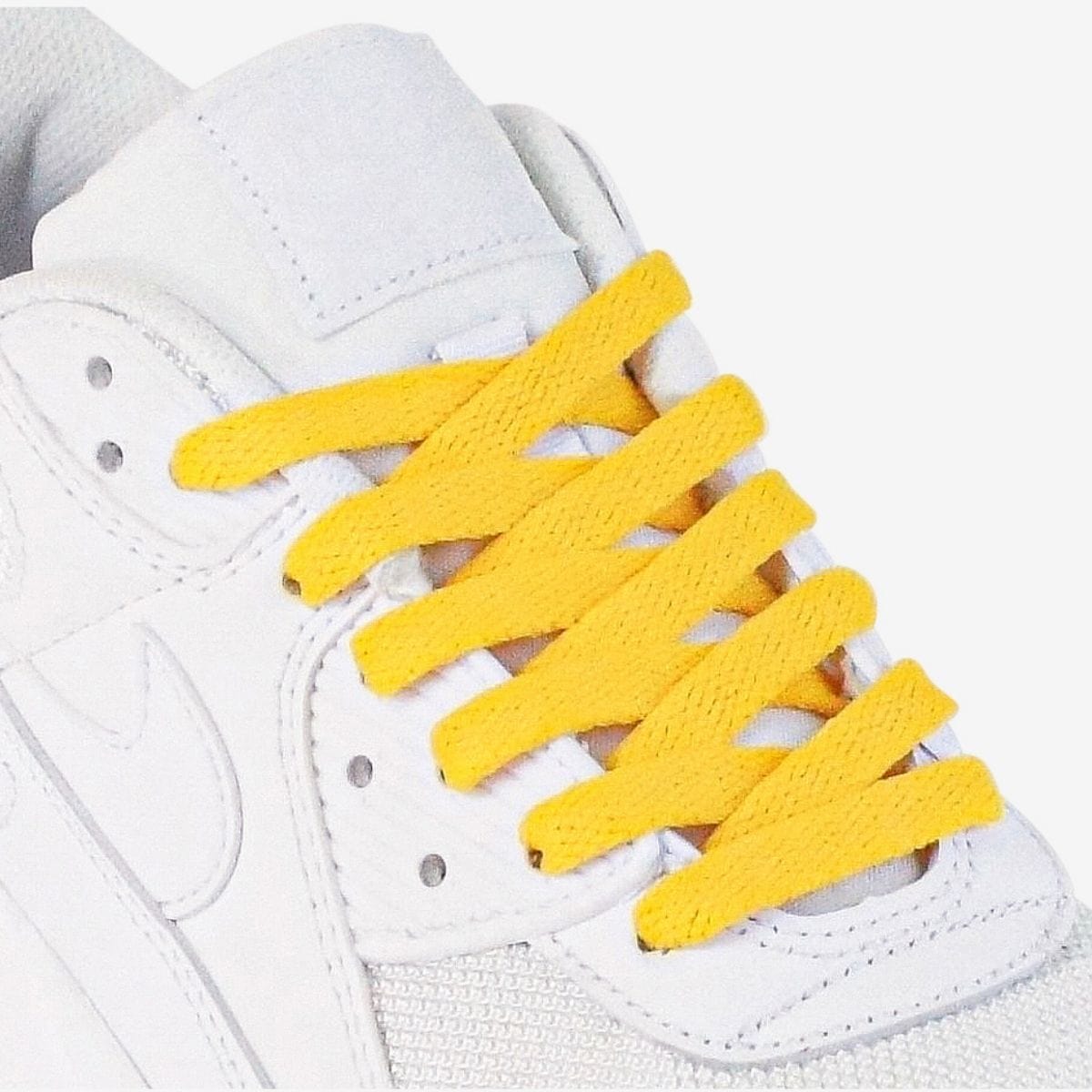 shoelace-patterns-on-womens-sneaker-using-golden-yellow-laces