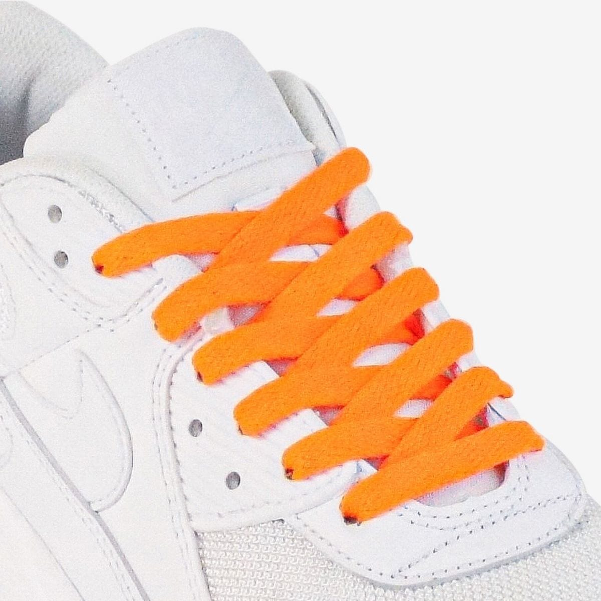 shoelace-patterns-on-womens-sneaker-using-orange-laces