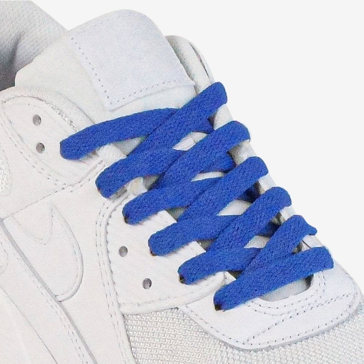 shoelace-patterns-on-womens-sneaker-using-royal-blue-laces
